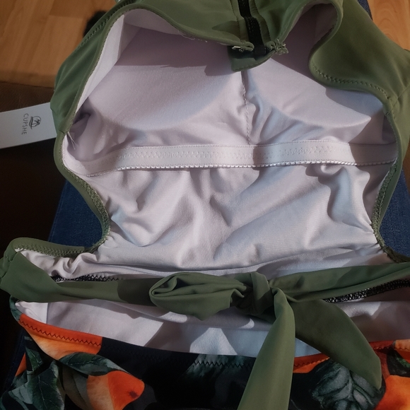 Cupshe one piece bathing suit/ open back - Picture 6 of 8